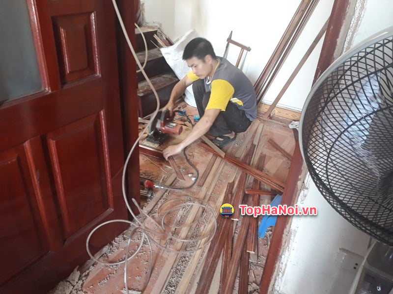 Xưởng gỗ Phú Nam sửa chữa và làm mới sàn gỗ tại nhà khách hàng