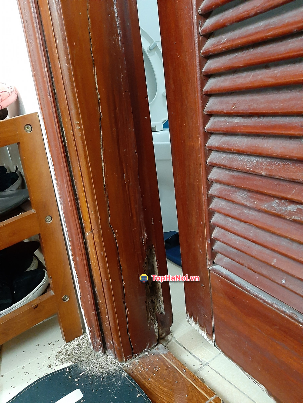 Xưởng mộc Phú Hồng sửa chữa cửa gỗ mối mọt và thay bản lề cửa